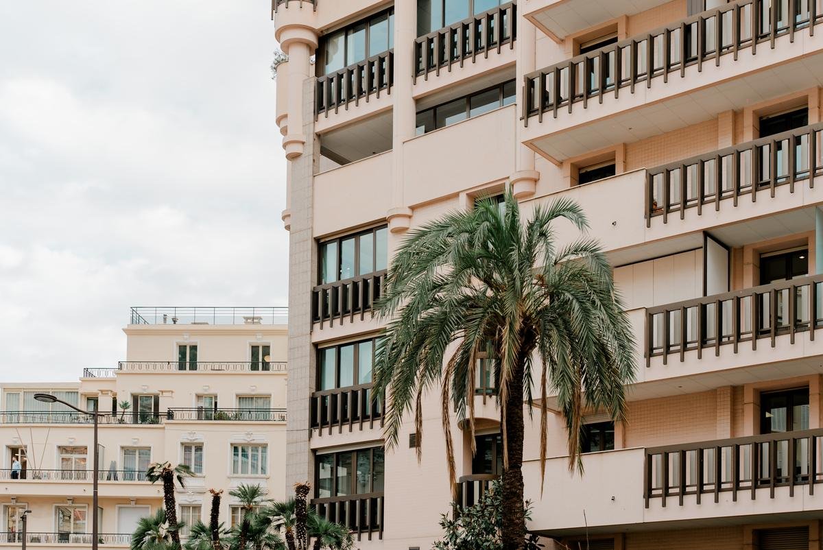 Palazzi e palme nel Principato di Monaco