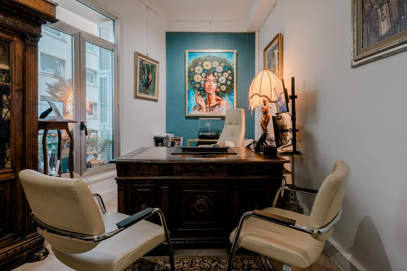Ufficio di F&T Advisory con scrivania d'epoca e opere d'arte